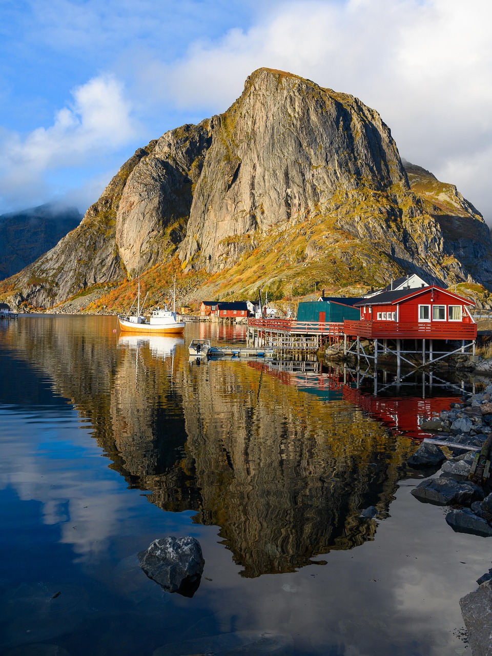 Lofoten Landschaft mit Rorbuer und Bergen
